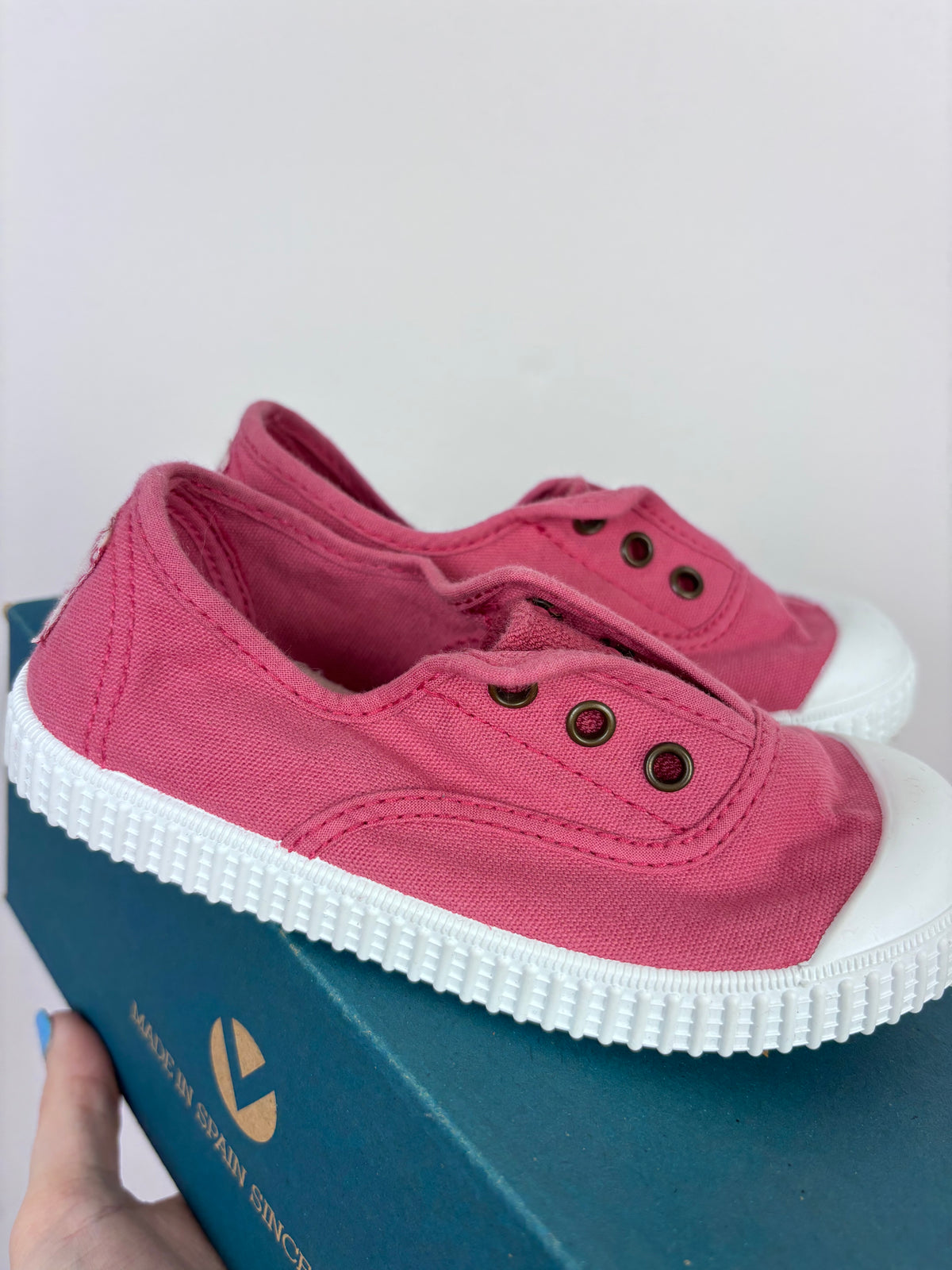 Victoria Frambuesa Pink Canvas Slip-On Plimsoll Trainers EU 35 UK 2-Shoes-Second Snuggle Preloved